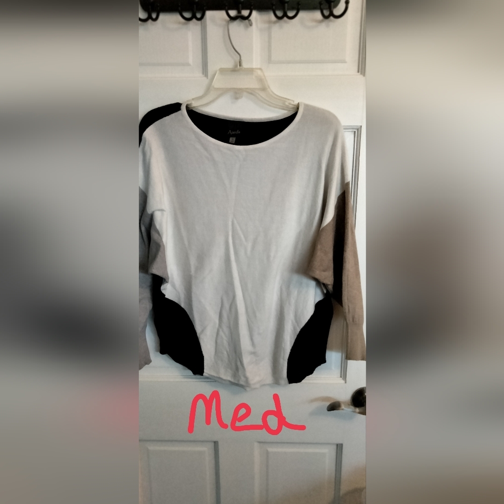 Aaeda Women's Colorblock Sweater